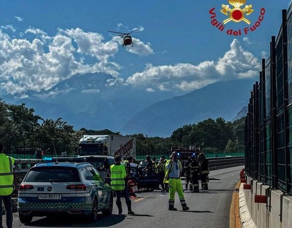 Inversione a U e contromano per 3 chilometri: così un 88enne ha provocato l'incidente sull'A32, morta la moglie