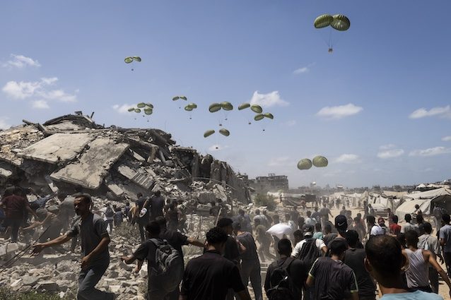 Aiuti umanitari lanciati a Gaza coi paracaduti - ph Mahmoud Abu Hamda:Anadolu via Getty Images