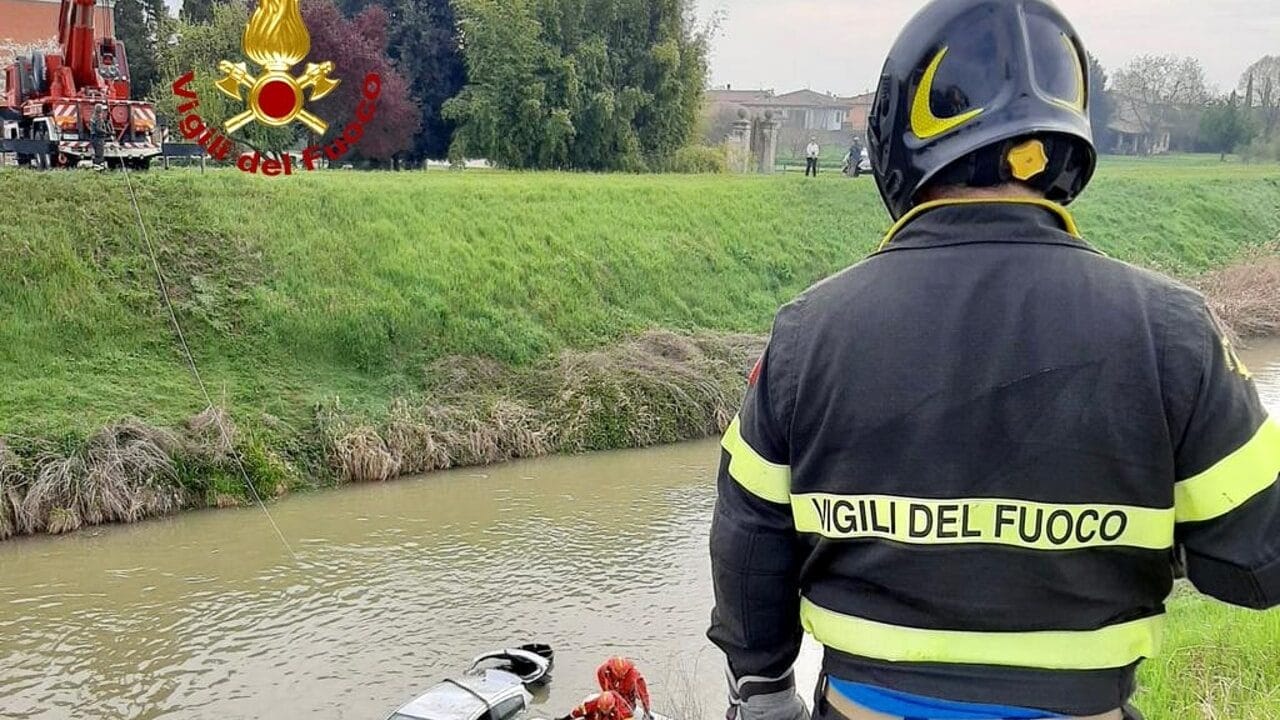 Auto con famiglia precipita nel fiume a Jesolo: bimbo di 6 anni resta intrappolato in acqua, è grave