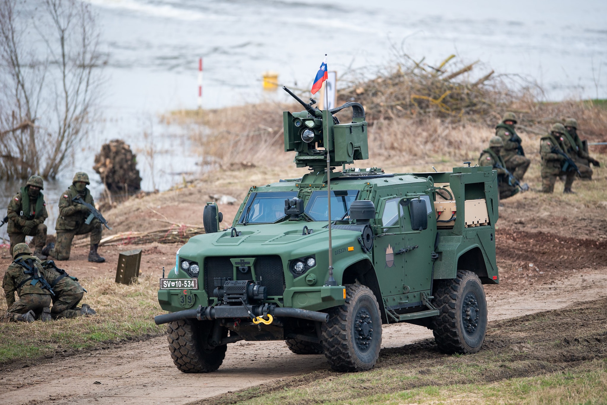 Un veicolo dell’esercito sloveno durante un’esercitazione della NATO