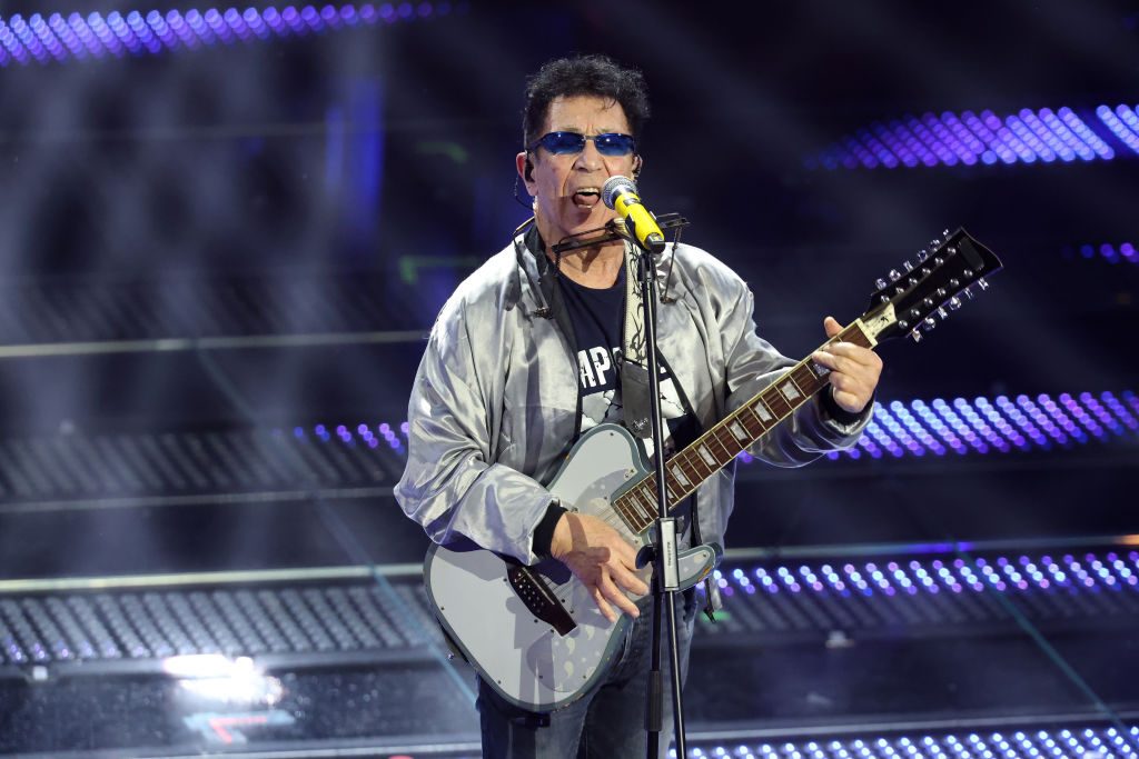 Salta il concerto di Edoardo Bennato in Sicilia per motivi di salute, il cantante visitato a Taormina