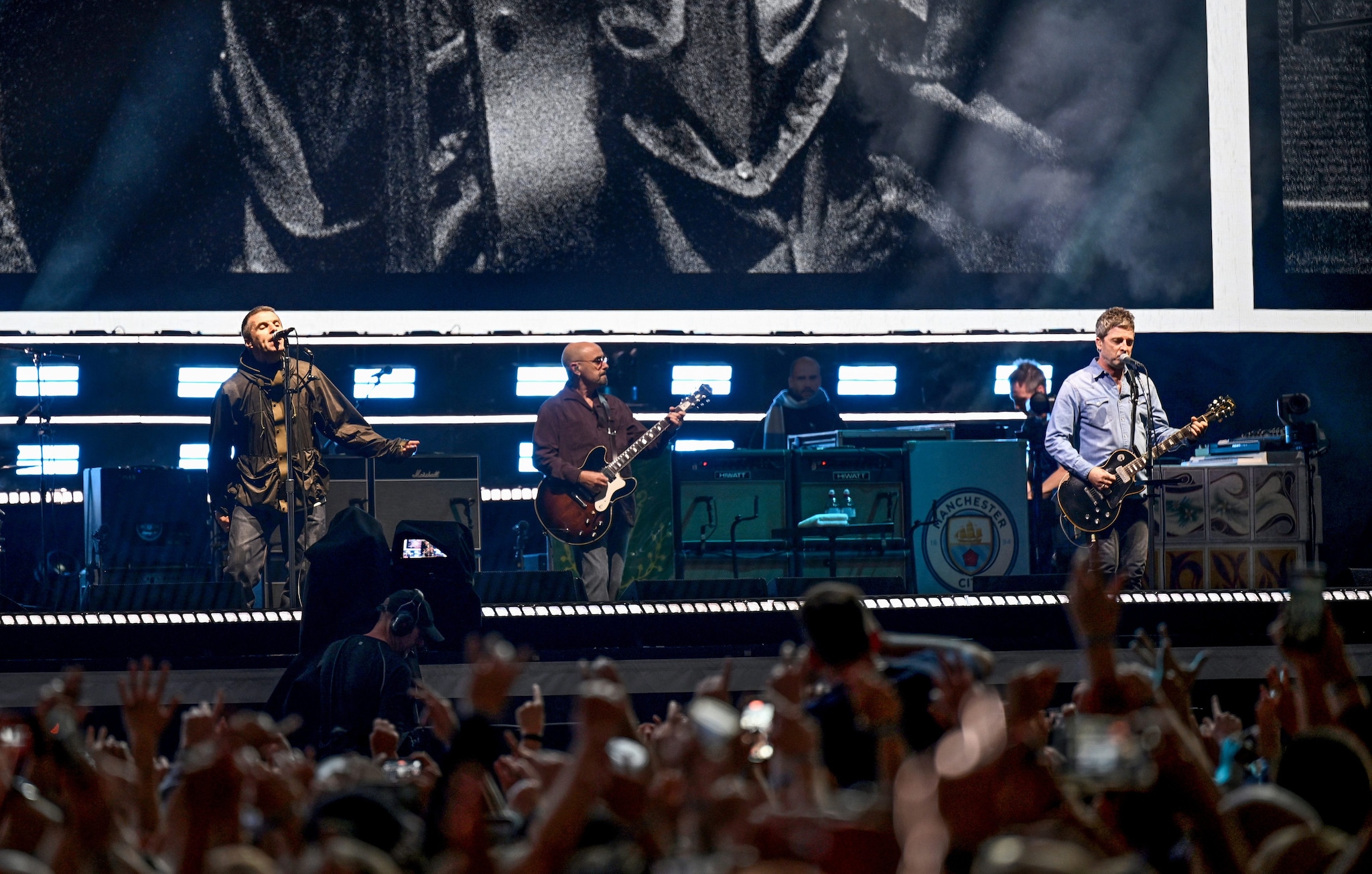 Tragedia durante il concerto degli Oasis allo stadio Wembley, fan cade dalla balconata e muore
