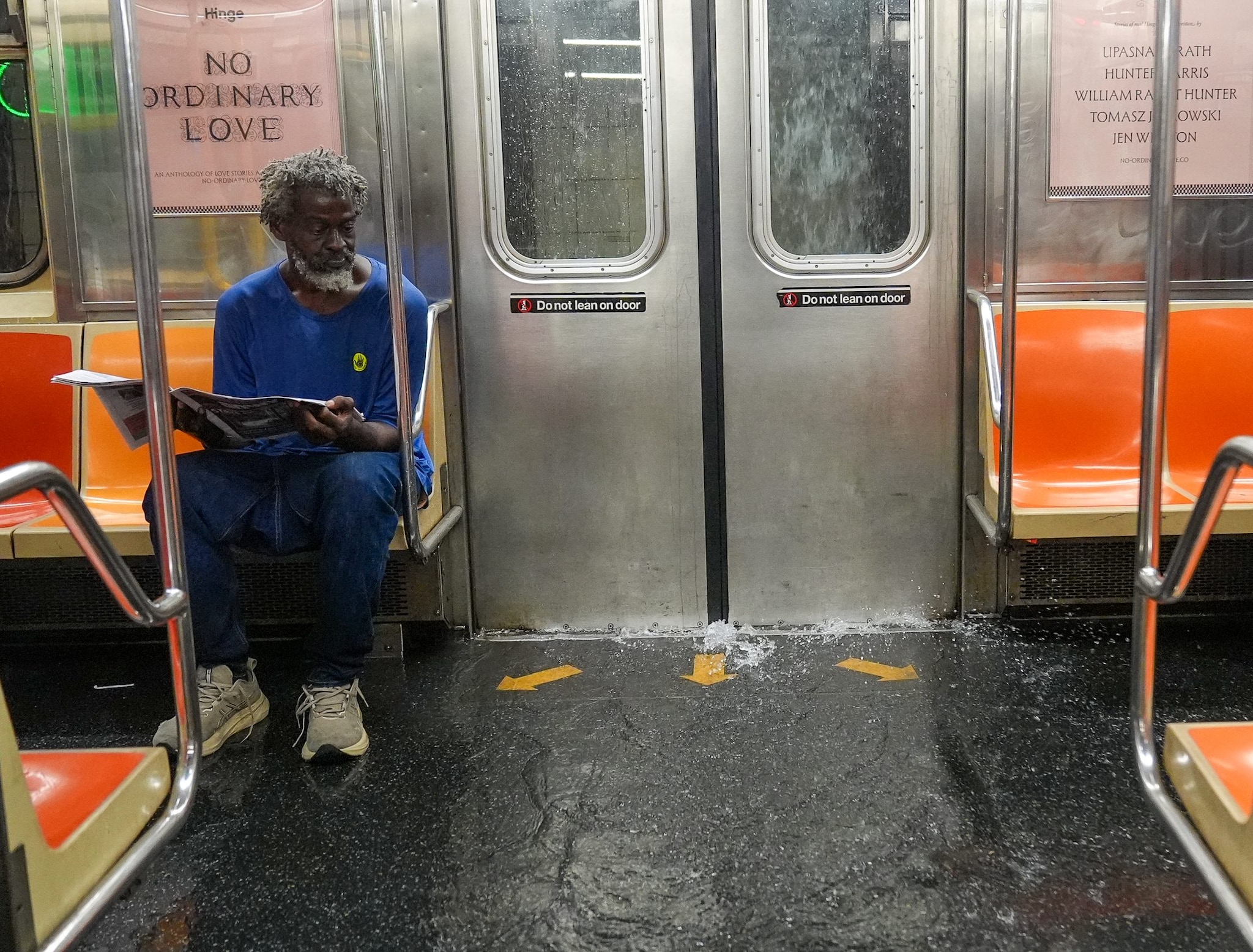 Tempeste e allagamenti colpiscono New York e New Jersey: centinaia di auto e bus sommersi dall'acqua