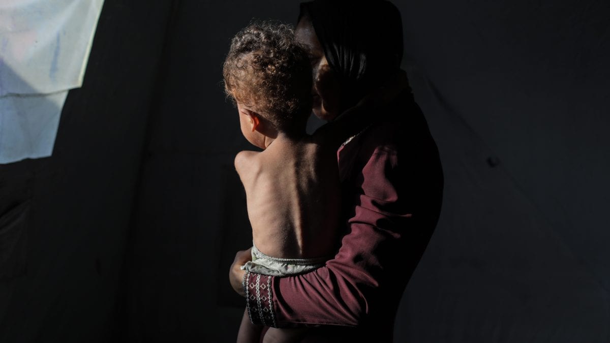 Una donna e il suo bimbo a Gaza (Immagine di repertorio)
