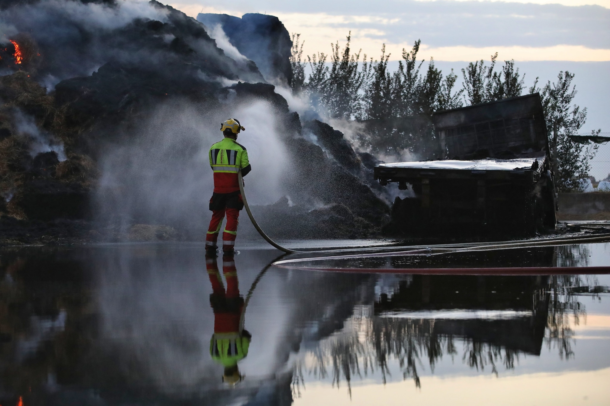 Ondate di caldo estremo e incendi devastano l’Europa: roghi in Spagna, Grecia e Albania, migliaia di evacuati