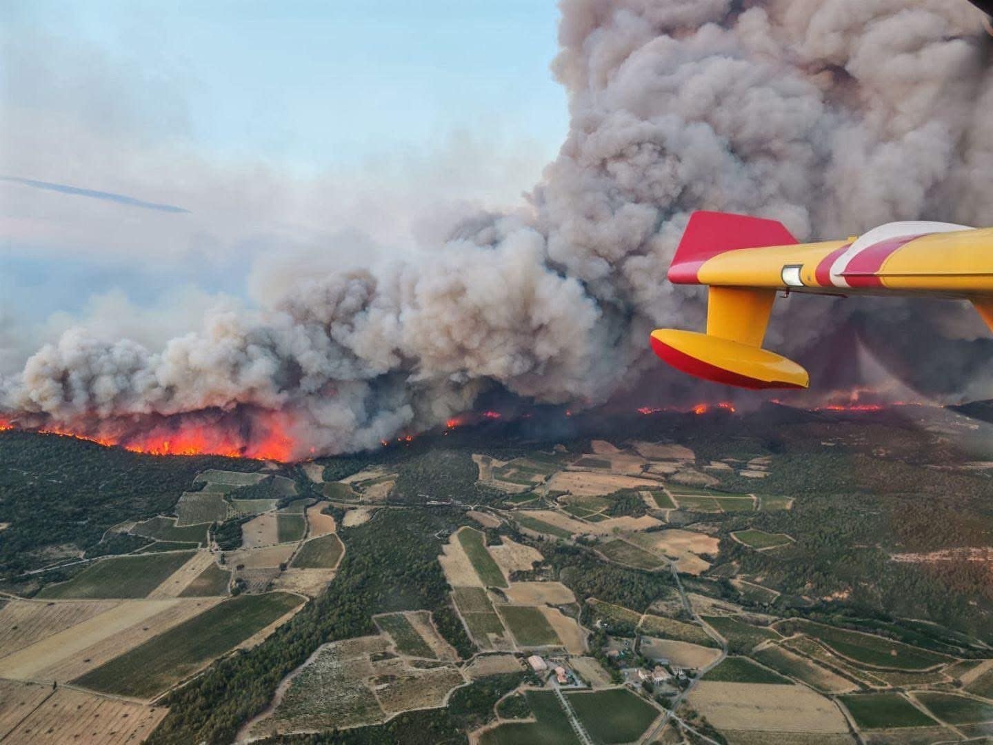In Francia il più vasto incendio degli ultimi 20 anni, morti e feriti: perché anche l’Italia rischia grosso