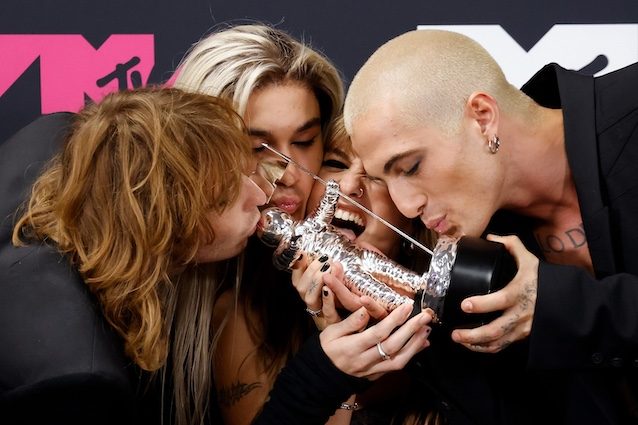 I Maneskin baciano il premio vinto agli MTv Vma 2023 – Taylor Hill:FilmMagic