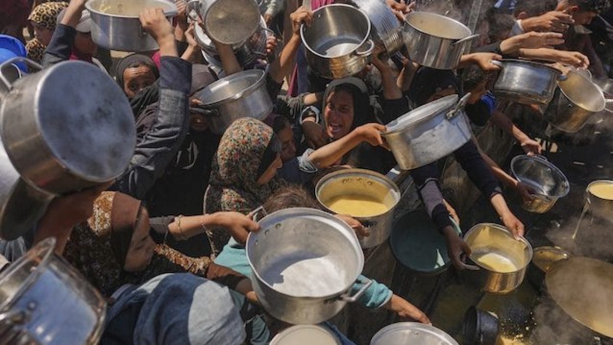 Palestinesi lottano per accaparrarsi del cibo – AP Photo:Jehad Alshrafi