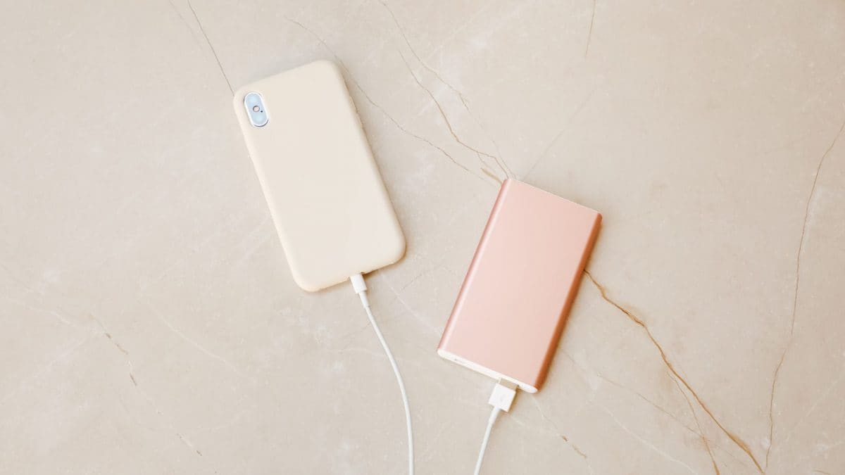 Un Power Bank ricarica uno smartphone