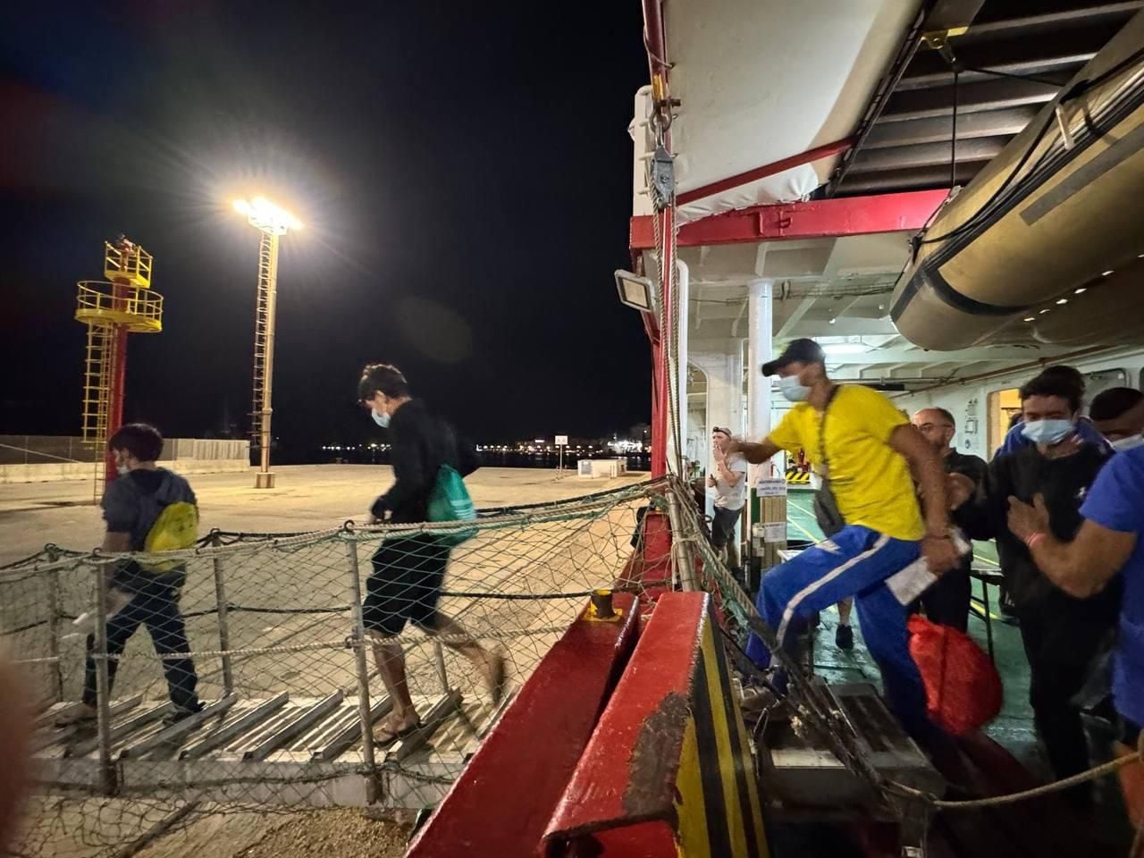 Lo sbarco della nave Mediterranea nel porto di Trapani
