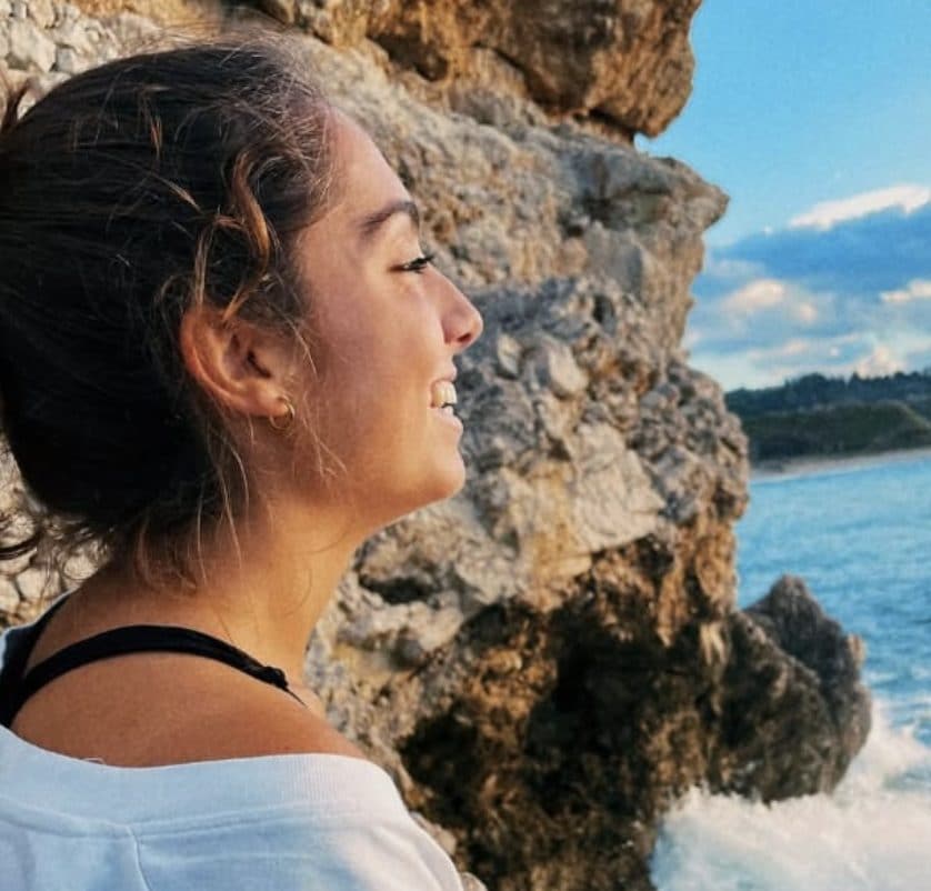 "Bottiglie di alcolici e bicchieri": la procura spiega cosa c'era vicino alla piscina in cui è morta Simona Cinà