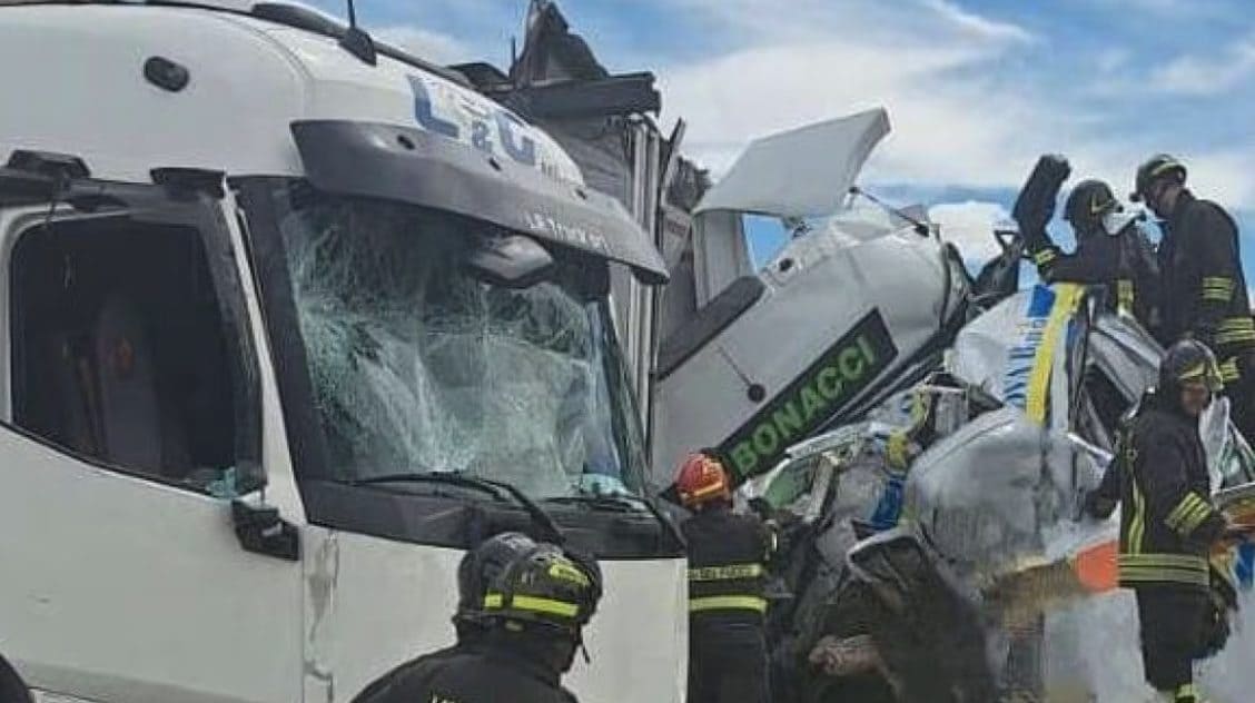 "Ho visto il camion non rallentare, poi il boato": parla un testimone dell'incidente sull'A1 ad Arezzo