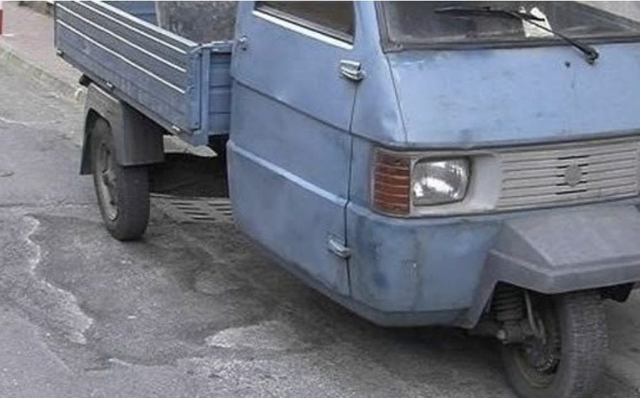 Ragazzo di 18 anni alla guida del suo Ape car entra in autostrada contromano: la polizia evita la tragedia