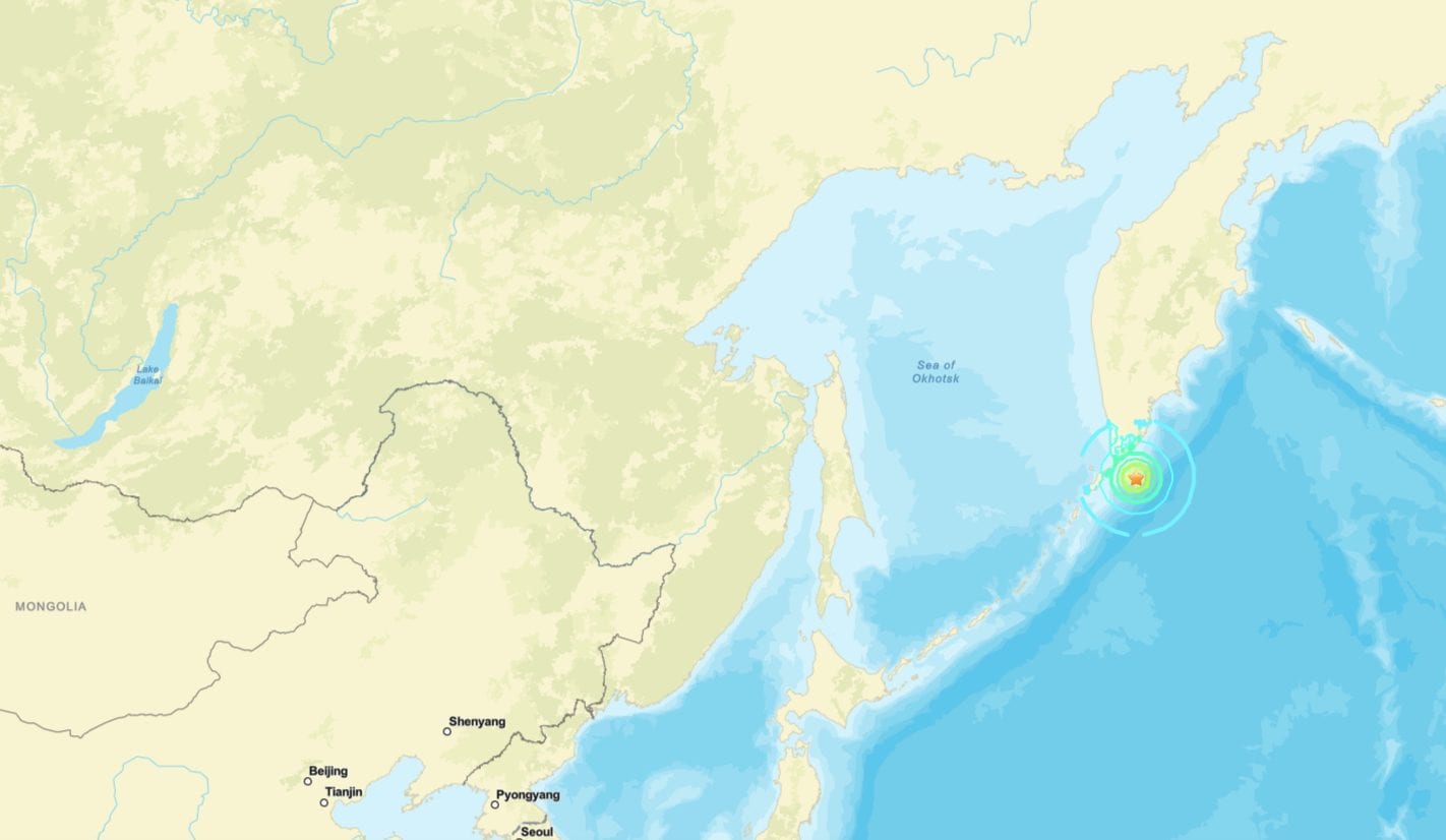 Terremoto da 6.8, allerta tsunami e vulcano in eruzione: continua a tremare l’Estremo Oriente russo