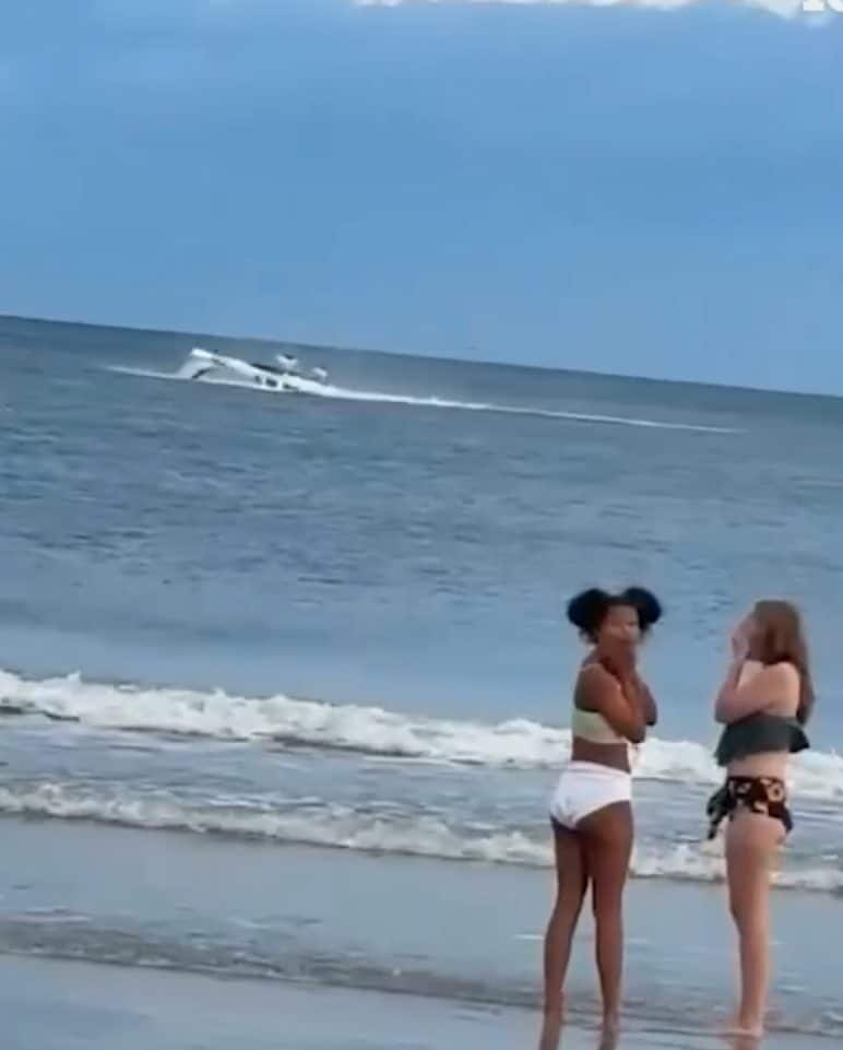 L'aereo finisce in picchiata in mare: le riprese shock dei bagnanti in spiaggia in North Carolina