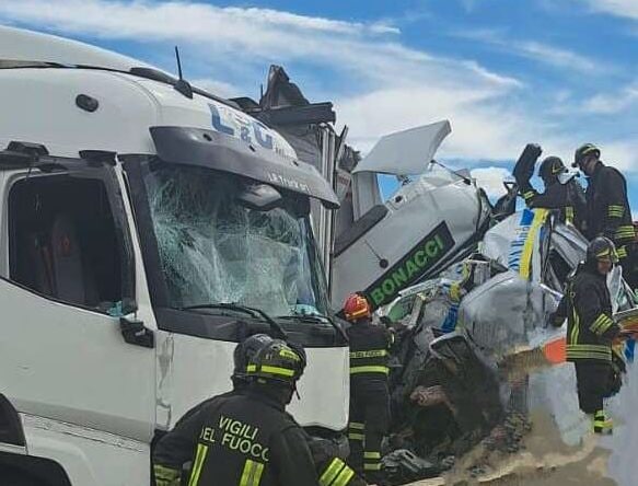 Incidente choc sull’A1 ad Arezzo, camion sfonda spartitraffico: 3 morti, erano tutti su un'ambulanza