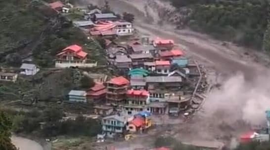 Il video della valanga di fango che ha travolto la città indiana di Dharali: si temono molte vittime