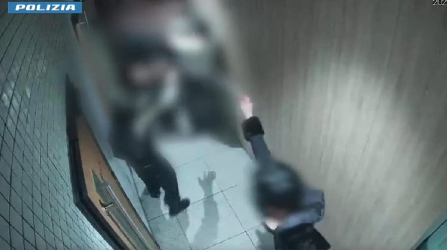 "Parlano come omosessuali", tre giovani picchiati a Catania: salvati grazie allo spray al peperoncino