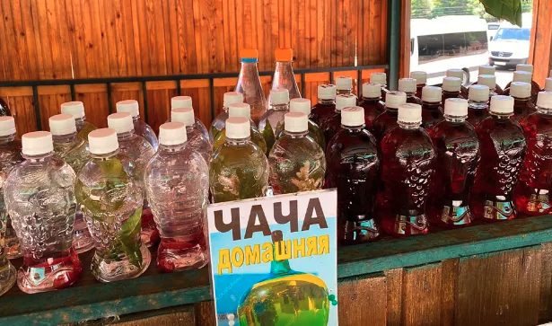 Dodici turisti muoiono dopo aver bevuto un liquore sul Mar Nero: “Non vedevano più e non stavano in piedi”