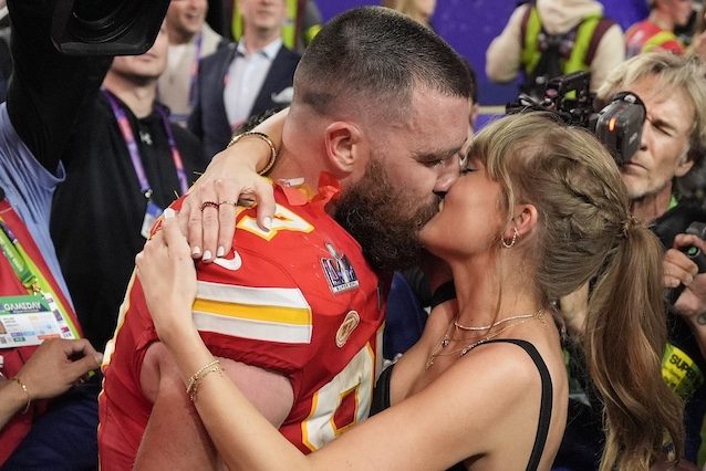 Taylor Swift e Travis Kelce – ph AP Photo:John Locher