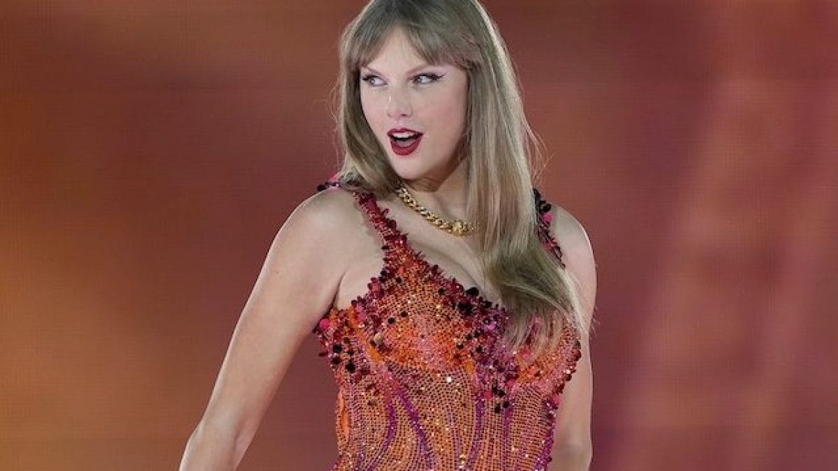 Taylor Swift in arancione – ph AP Photo:Lewis Joly