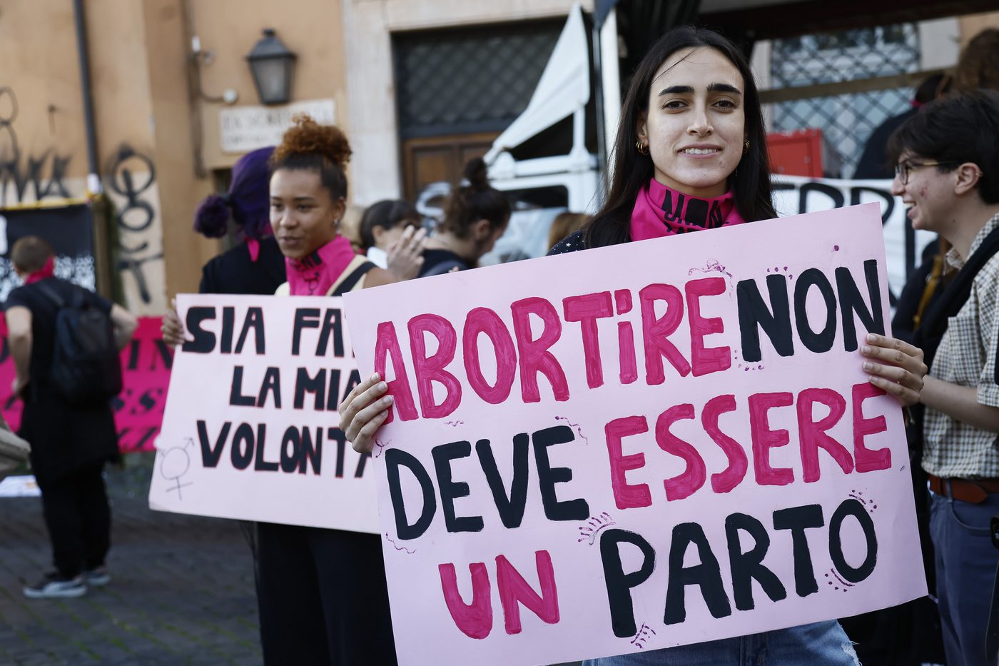 L'obiezione di coscienza compromette il diritto all'aborto delle donne e per questo va abolita