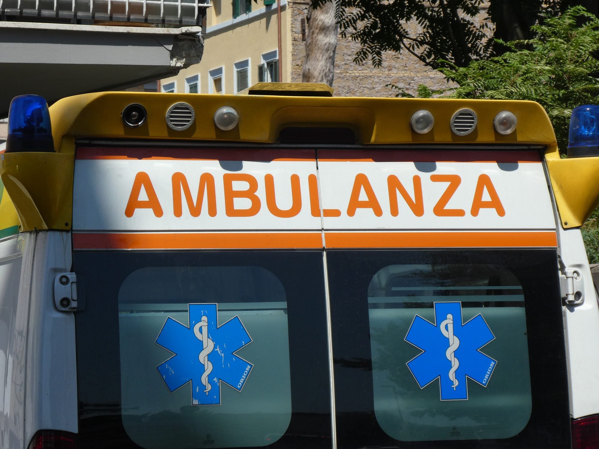 Cade dal balcone di casa mentre pulisce i vetri delle finestre: donna muore a Firenze