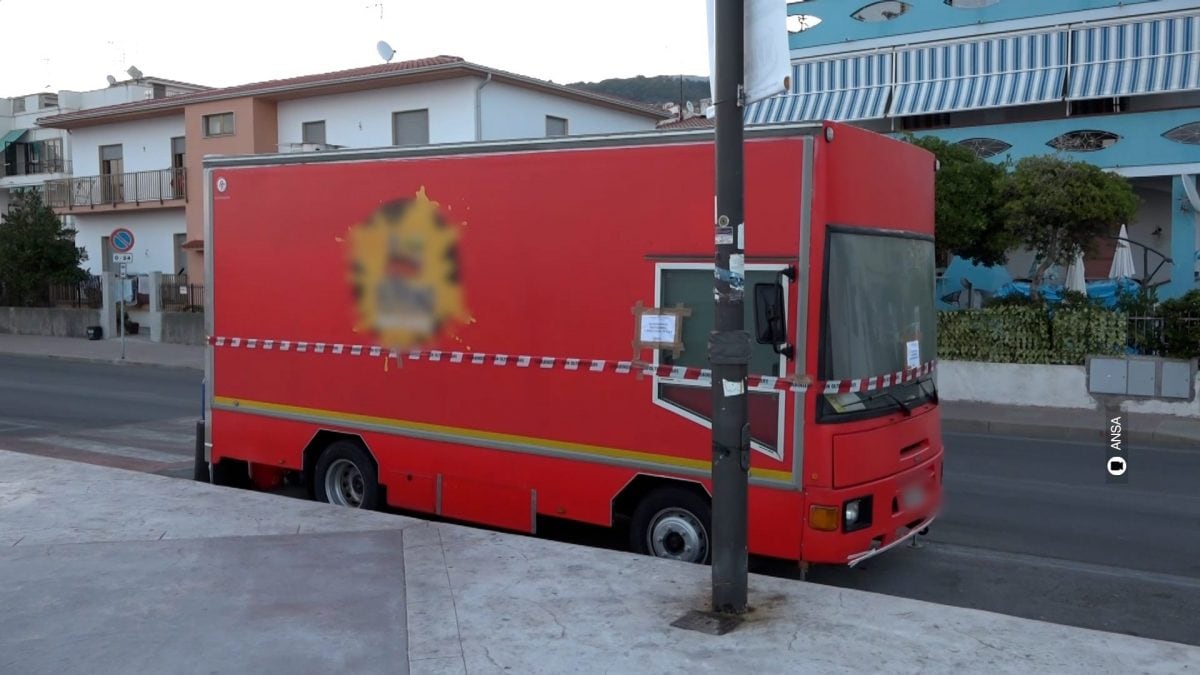 Il camioncino sequestrato (Ansa)