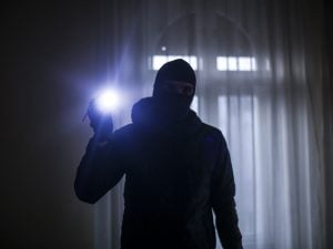 Quattordicenne affronta i ladri entrati in casa mentre la madre era a un funerale per difendere il fratellino