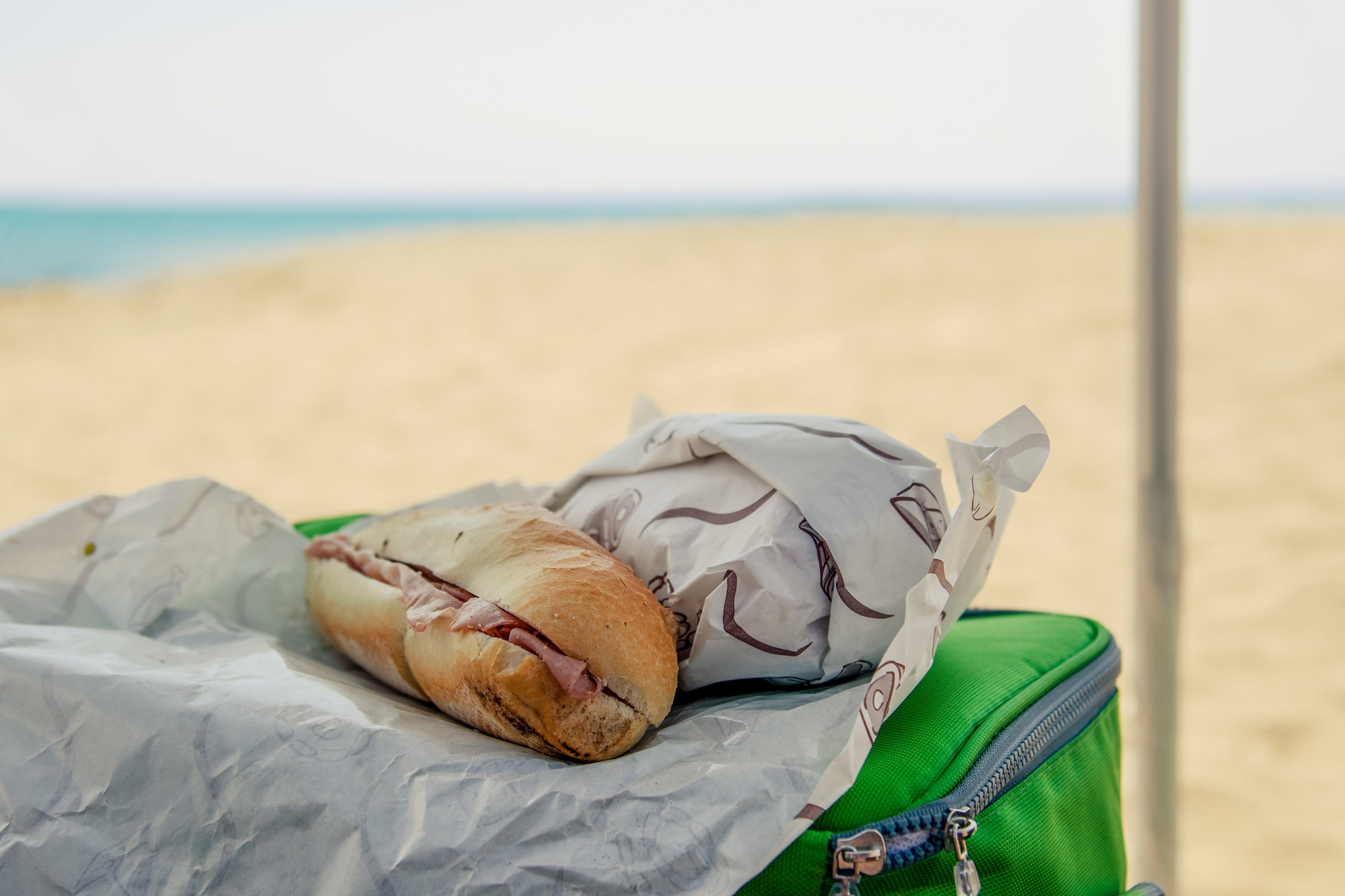Panini vietati al lido in Puglia, madre con due figli, uno celiaco, denuncia: "Trattamento umiliante"