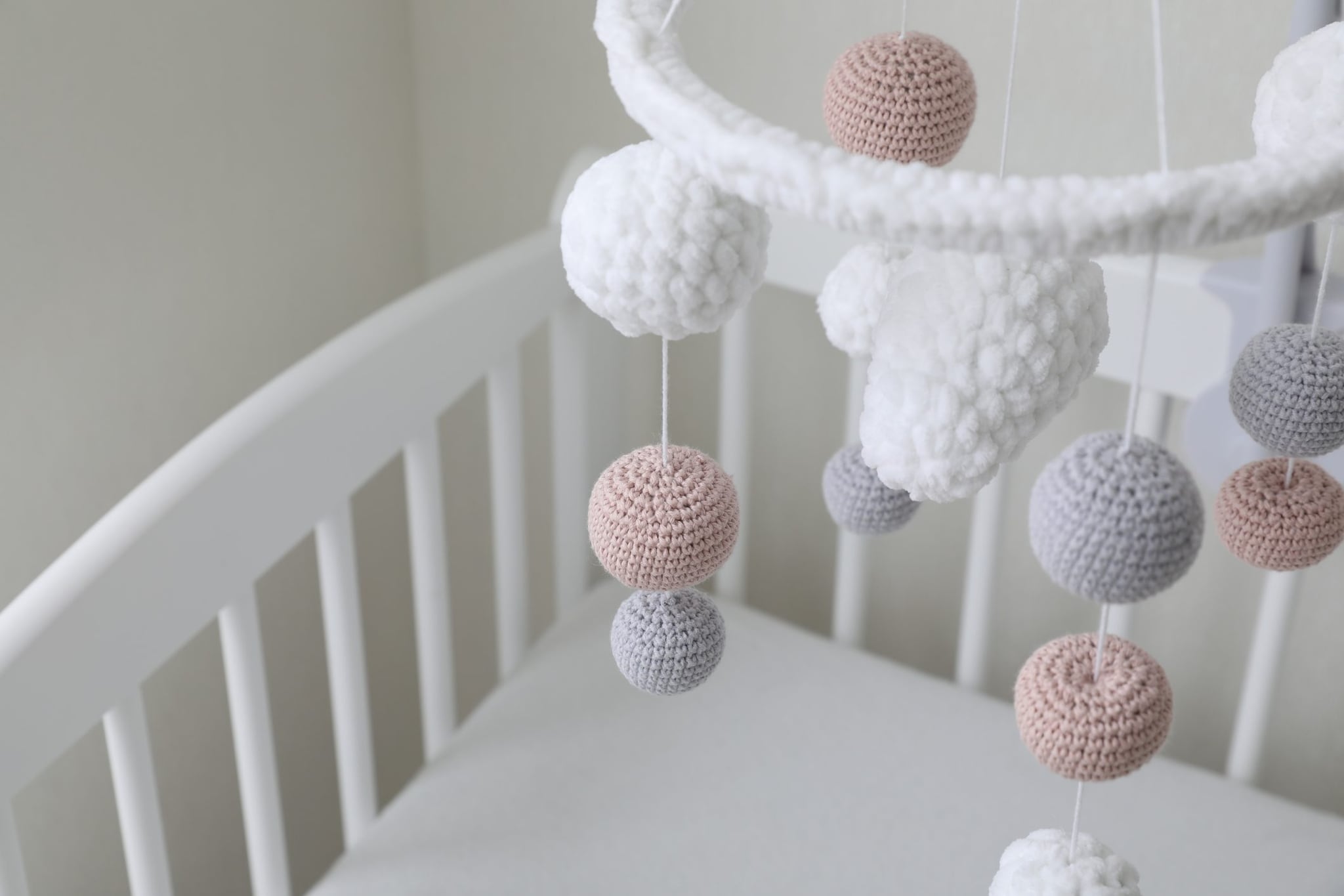 Lucera, si accorgono che il figlio neonato non dà segni di vita: morto in culla, forse soffocato dal latte