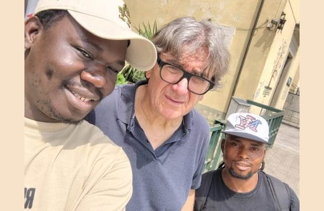 Parroco pro migranti allontanato: "Contro di me violenza becera della politica"
