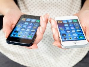 Si sente male nel ristorante e muore, addosso le trovano 26 iPhone attaccati al corpo: mistero in Brasile