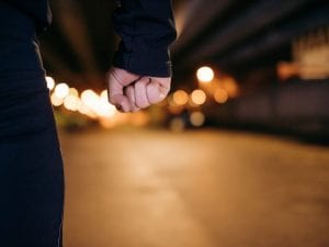 Chiede a un 17enne di non disturbare la riunione, lui gli sferra un pugno in testa: grave 71enne padovano