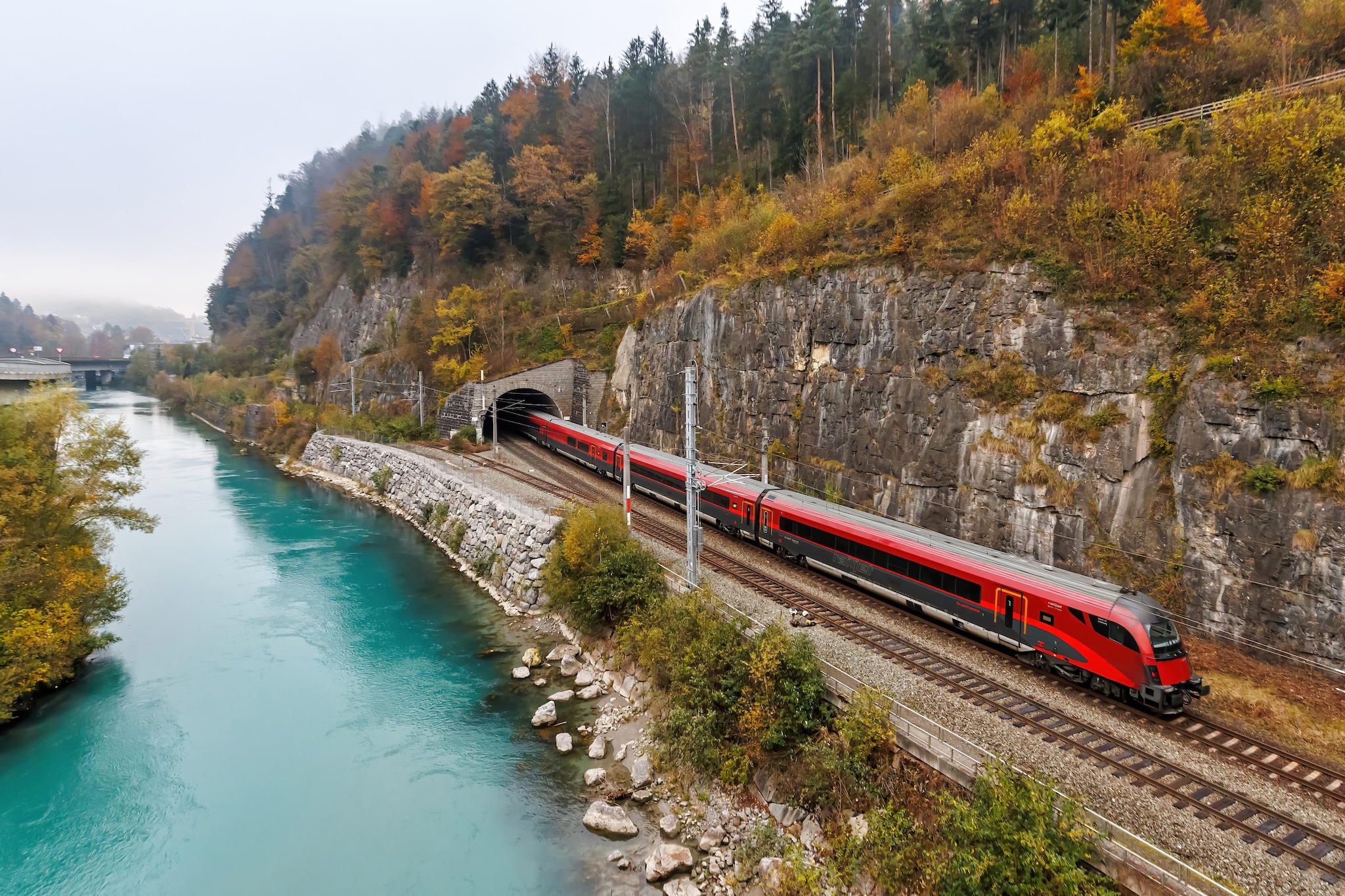 Scende a fumare ma il treno ad alta velocità riparte, si aggrappa e sopravvive a 230 km orari