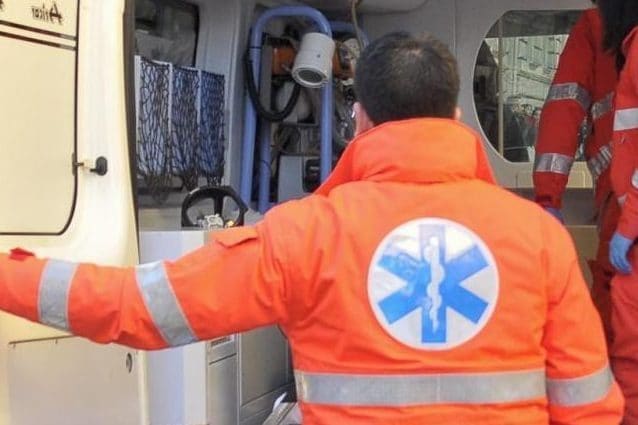 Lo sportello si apre all'improvviso e cade da pulmino in corsa: donna disabile di 47 anni muore a Terni