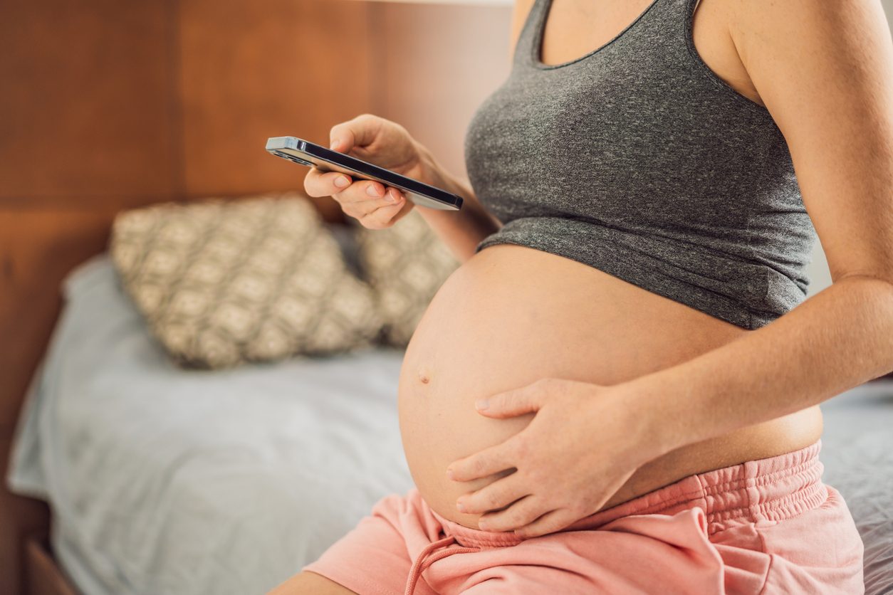Bimbo ha fretta di nascere, 34enne partorisce guidata al telefono dal 118: mamma e figlio stanno bene