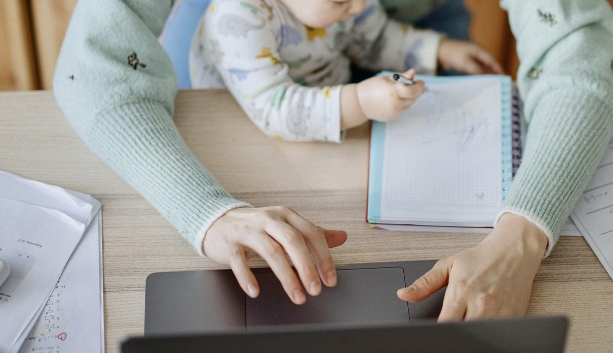 Come fare domanda per il Bonus mamme 2025, le scadenze e quando arrivano i 480 euro: la circolare inps