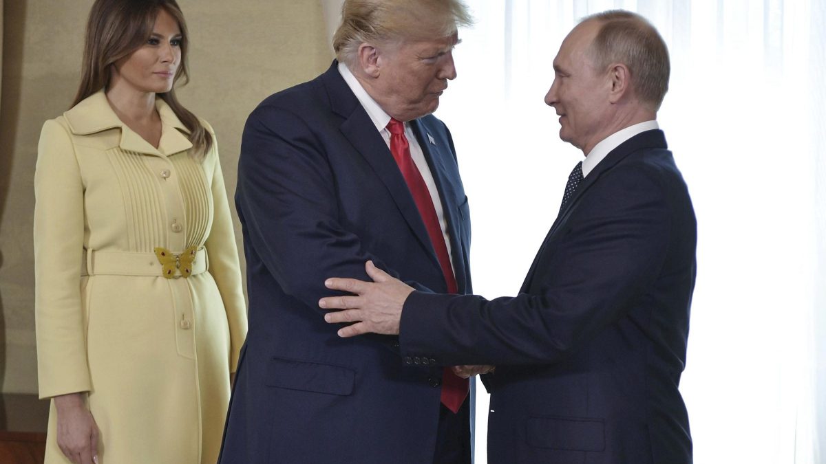 Melania Trump con il marito Donald e Putin in una foto del 2018
