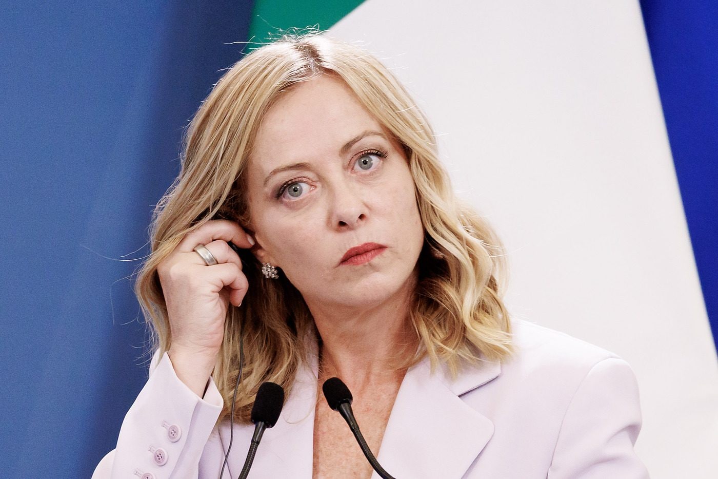 Flop in Albania e figuraccia su Almasri: così Giorgia Meloni torna a evocare il golpe per via giudiziaria