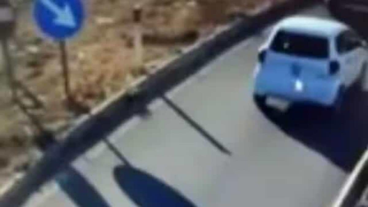La minicar delle due 16enni in contromano nei pressi dello svincolo di Castelvetrano