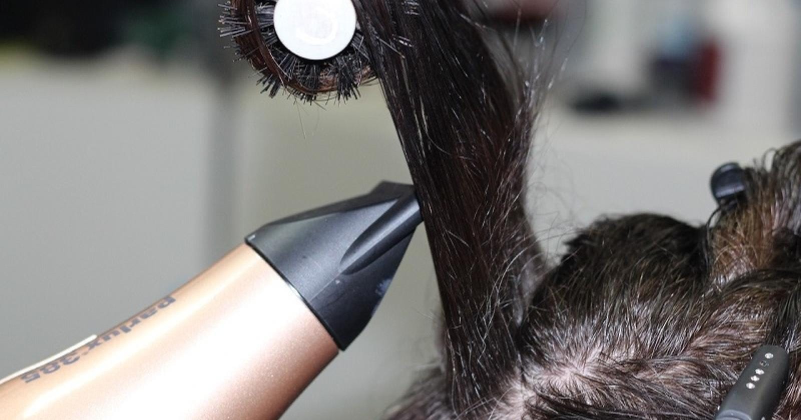 Clienti di un parrucchiere perdono ciocche di capelli dopo lo shampoo: il prodotto era tossico