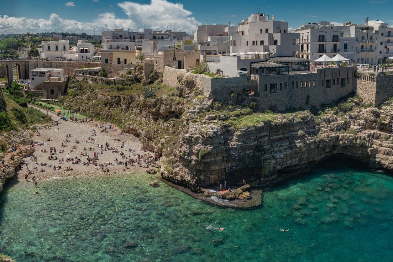 Si tuffa in mare dalla scogliera a Polignano: 23enne muore dopo una ...
