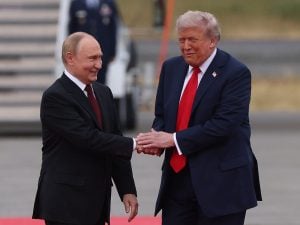 Putin chiede il Donetsk per la pace in Ucraina: presto un vertice con Trump a Budapest, cosa succede ora
