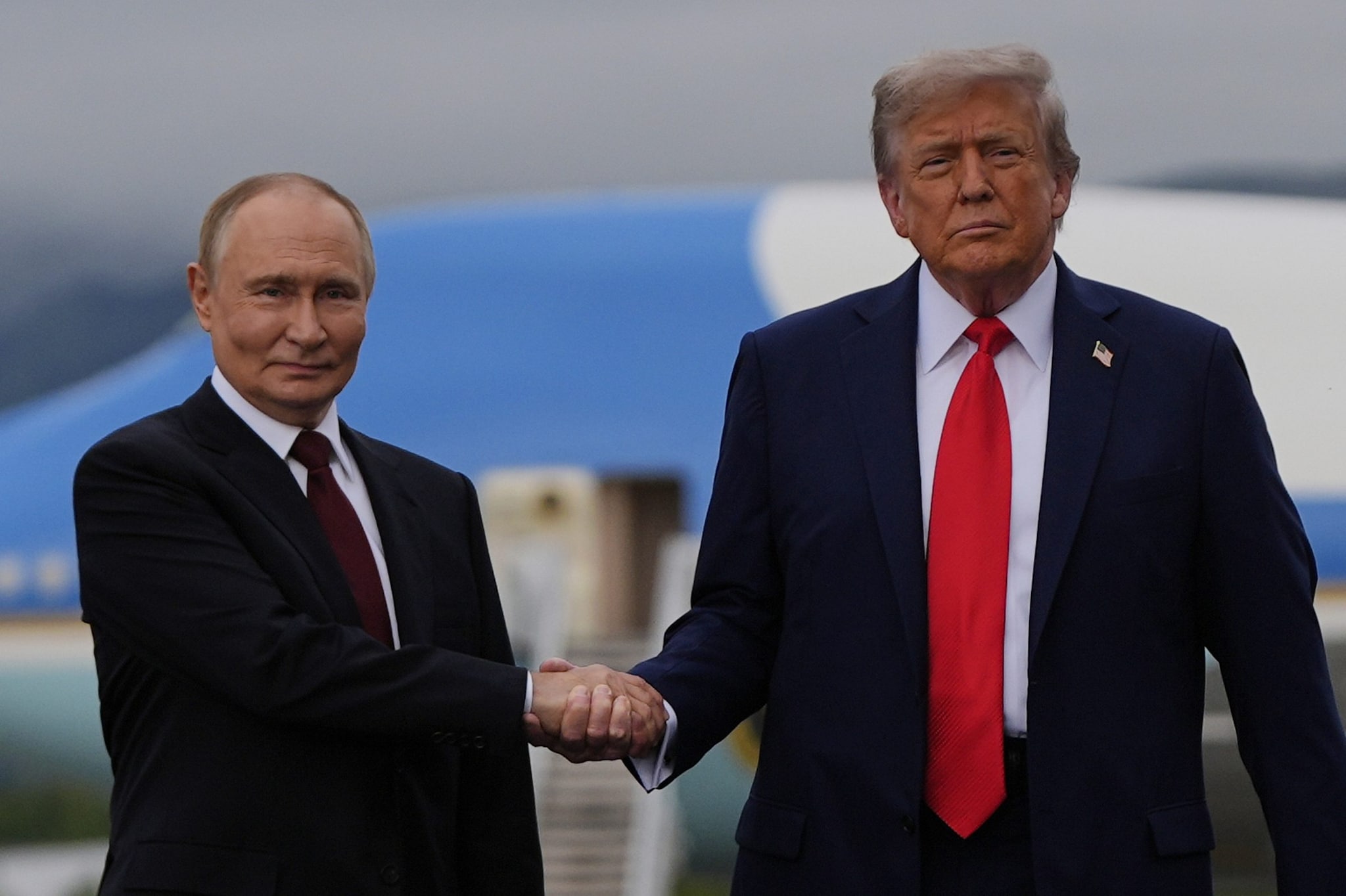 Trump telefona a Putin e annuncia: "Ci incontreremo a Budapest per fermare questa ingloriosa guerra"