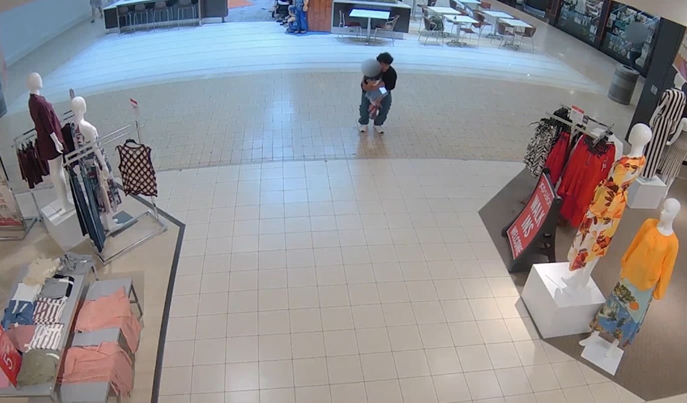 Va nell'area giochi del centro commerciale e rapisce una bimba: la scena in un video, aveva anche rubato l'auto
