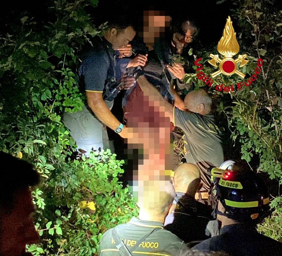 Scompare di notte dopo una lite col marito: trovata dopo ore di ricerche nei boschi, è ferita