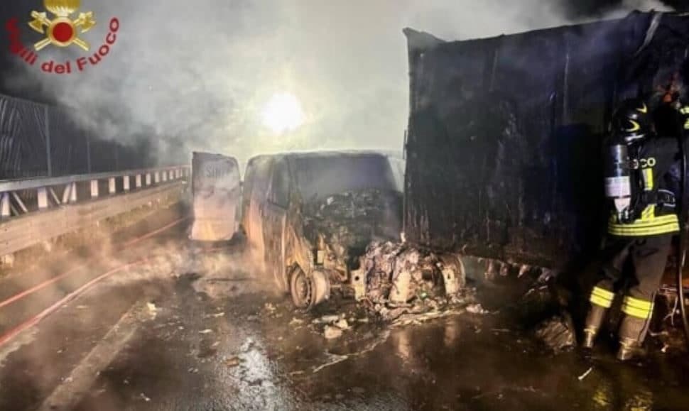Inferno di fuoco in A13, scontro tra furgoni innesca incendio: un morto e un ferito grave