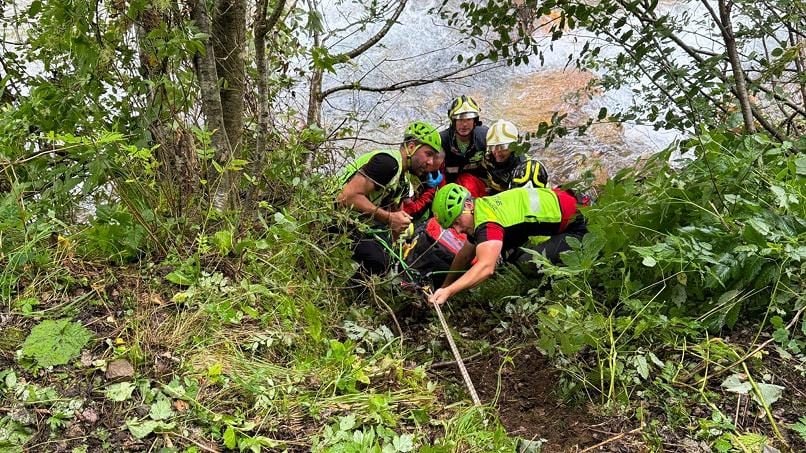 Ciclista perde il controllo della bici e cade in un torrente in ...