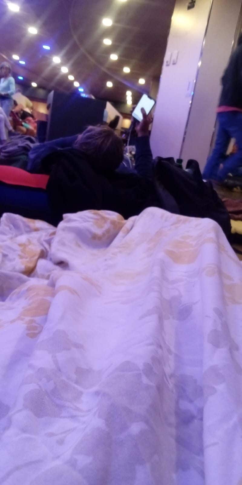 Si viaggia stipati, a pochi centimetri dai piedi del vicino